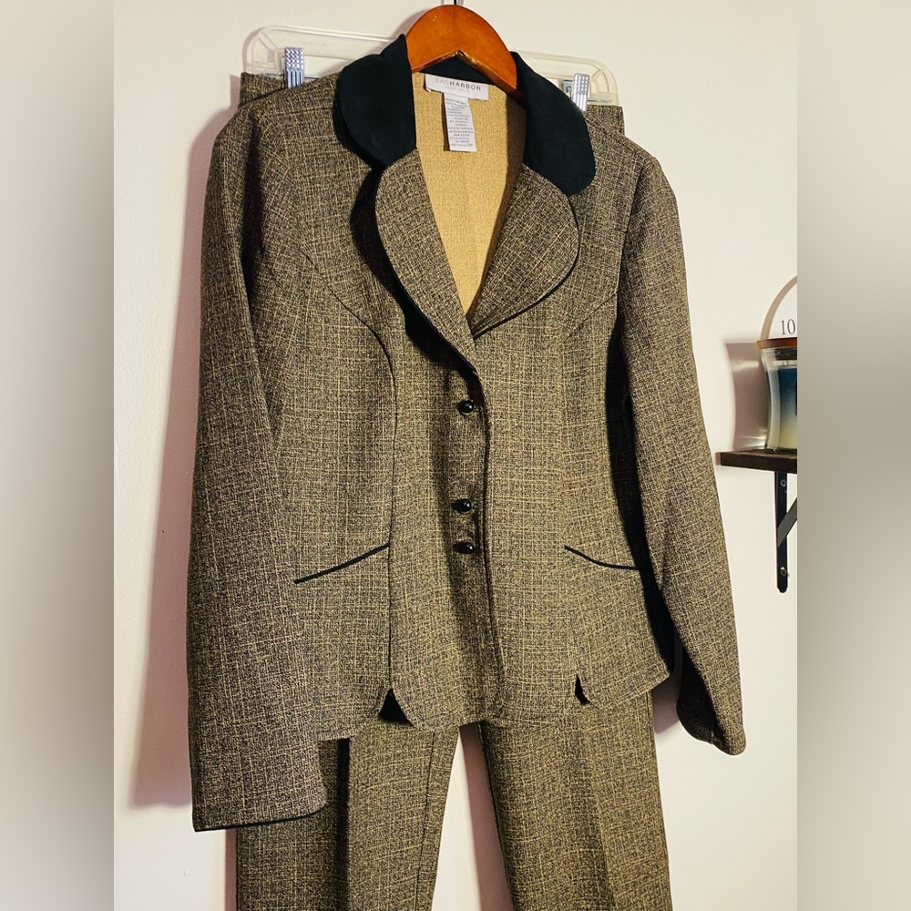 Vintage Sag Harbor 2 Pc Pant Suit Sz 10P  Black Velvet Collar Blazer w/ Slacks.